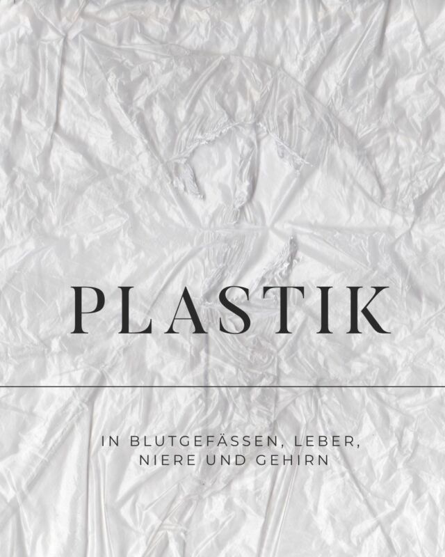 Plastik in unseren Blutgefäßen, der Leber, der Niere und dem Gehirn!

Ein italienisches Forscherteam konnte kürzlich Mikro- und Nanoplastik (MNP) in Atherosklerose-Plaques nachweisen. Bei den Patienten mit MNP-Nachweis lag das Risiko für eine akute Herz-Kreislauferkrankung um das 4.5-Fache höher. 
Eine weitere kürzlich im renommierten Journal Nature Medicine publizierte Autopsie-Studie konnte im speziellen im Gehirn sehr hohe MNP-Konzentrationen nachweisen. Bei den Proben von an Demenz Erkrankten waren die Konzentrationen noch höher. In der Mehrheit der MNP-Proben handelt es sich um Polyäthylen. Bis jetzt ist es jedoch noch unklar, ob und inwiefern Mikro- und Nanoplastik tatsächlich schädigend auf unsere Gesundheit wirkt. Es zeigt uns jedoch erneut wie wichtig es geworden ist einerseits möglichst wenig verpackte Lebensmittel (vor allem in Plastik und Konservendosen) zu konsumieren und andererseits das Bewusstsein zu entwickeln, dass auch in Meeresfrüchten Plastik enthalten sein kann. 

 #drchristianmatthai #drmatthai 
.
.
.
#plastikimkörper #mnp #mikroplastik #nanoplastik #Atherosklerose  #plastikimblut 
#unverpackteinkaufen #plastikundgesundheit